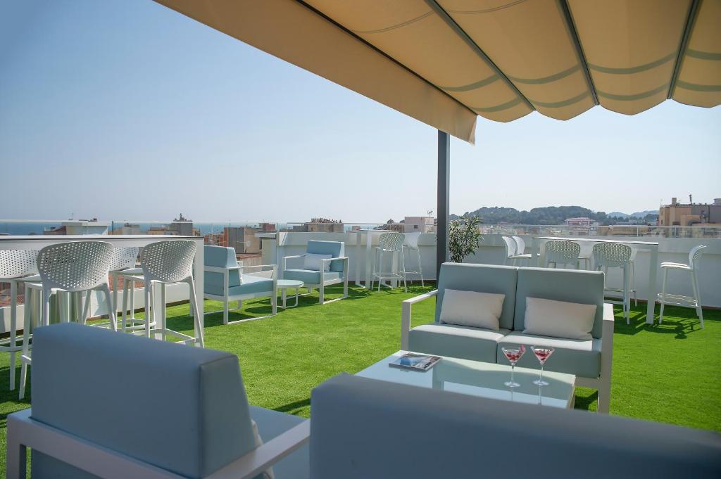 Зона вітальні в Hotel Lloret Santa Rosa by Pierre & Vacances