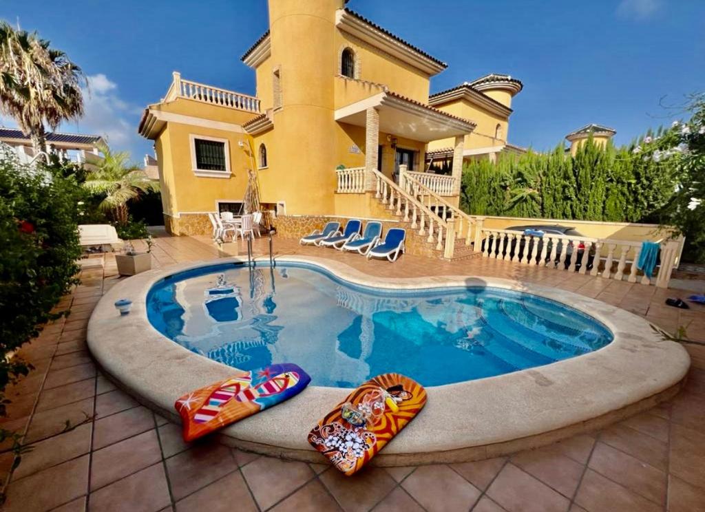 Villa Rayo Rojo in Brias- y -golf 6 calle Ebro, Alicante ...