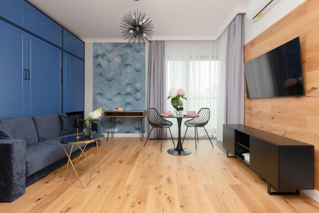 Televízia a/alebo spoločenská miestnosť v ubytovaní Łazienki Park Residence by Renters Prestige