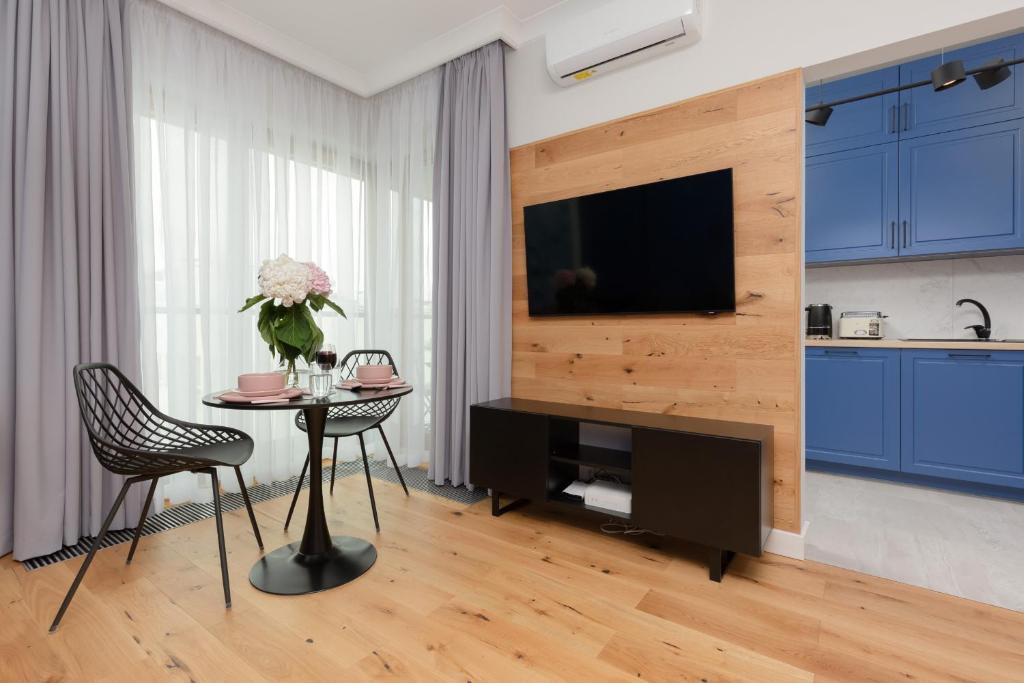 Televízia a/alebo spoločenská miestnosť v ubytovaní Łazienki Park Residence by Renters Prestige