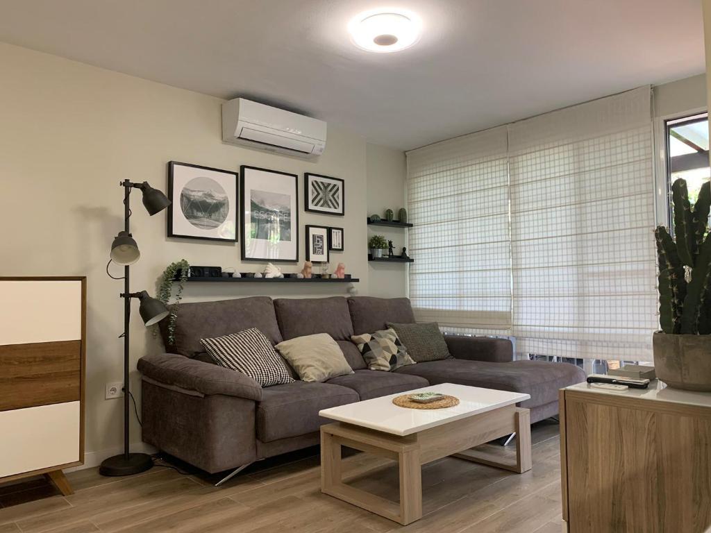 - un salon avec un canapé et une table dans l'établissement Golden Mile Apartment, à Marbella