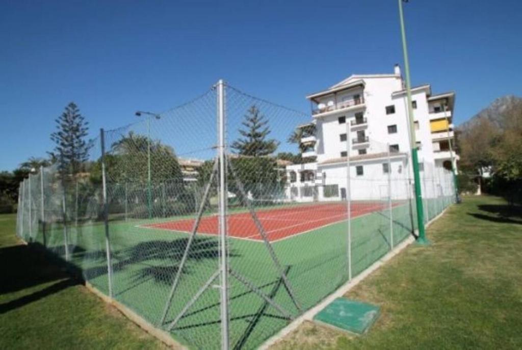 Tenis a/nebo squash v ubytování Golden Mile Apartment nebo okolí