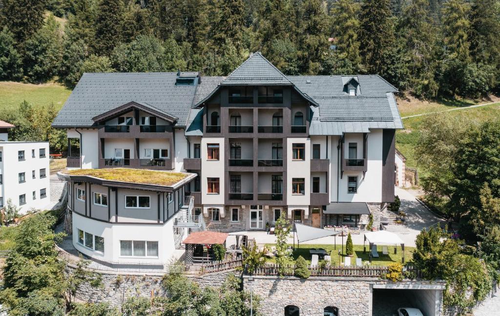 uma vista aérea de uma casa grande em Alpin Hotel Gudrun em Colle Isarco