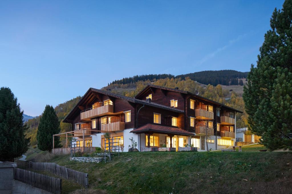 una casa grande en la cima de una colina en Medelina, en Curaglia