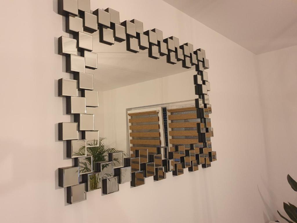 un espejo colgado en una pared en una habitación en Apartament Number One NOVA WOZOWNIA en Leszno