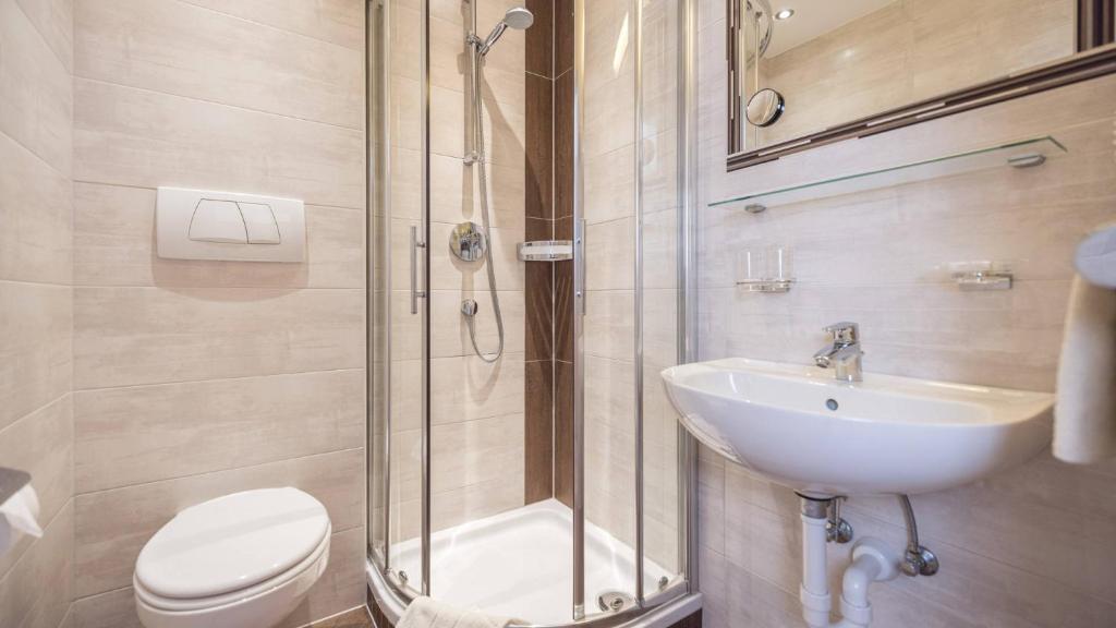 Pension Alpina - Chambre Double Avec Balcon (2 Adultes + 1 Enfant)
