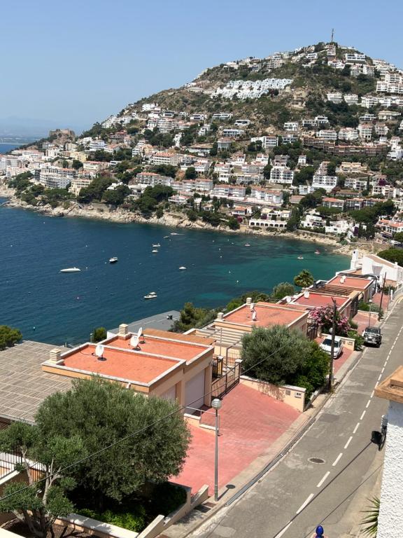 Fotografia z galérie ubytovania Rosas plage piscine vue imprenable sur la mer v destinácii Roses