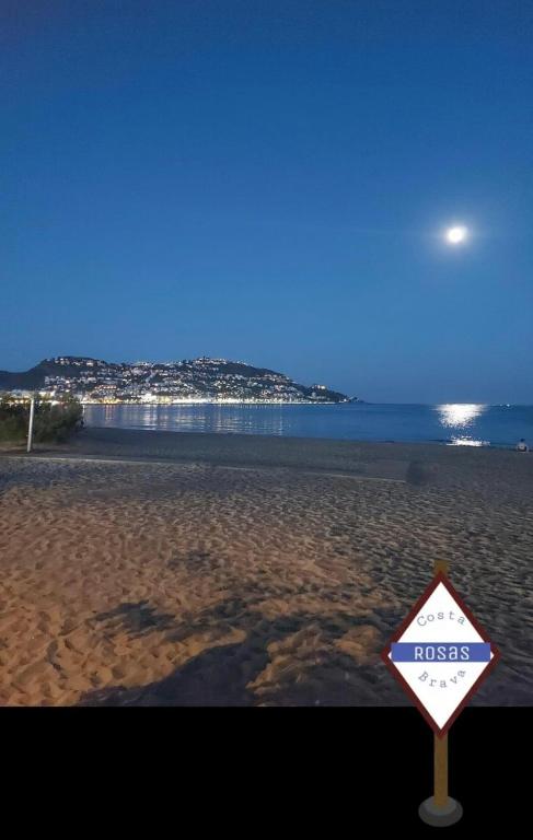 Fotografia z galérie ubytovania Rosas plage piscine vue imprenable sur la mer v destinácii Roses