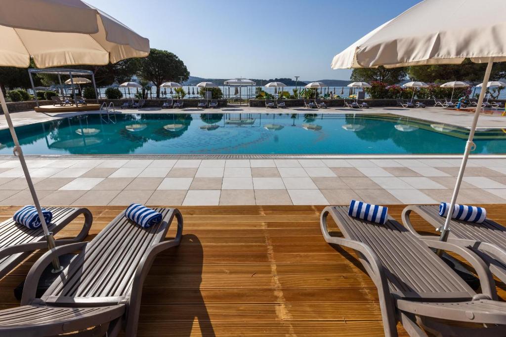 Bazén v ubytování Hotel Vile Park Premium nebo v jeho okolí