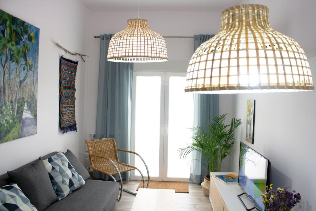 sala de estar con 2 lámparas de araña grandes y sofá en ROMÁNICO CENTRO en Zamora