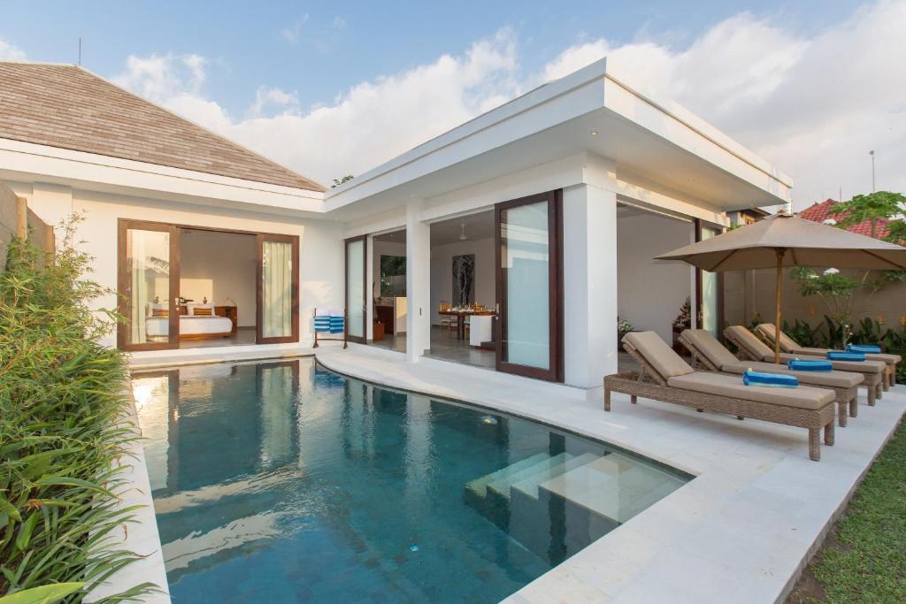 una imagen de una villa con piscina en Gajah Villas Bali by Nagisa Bali, en Seminyak