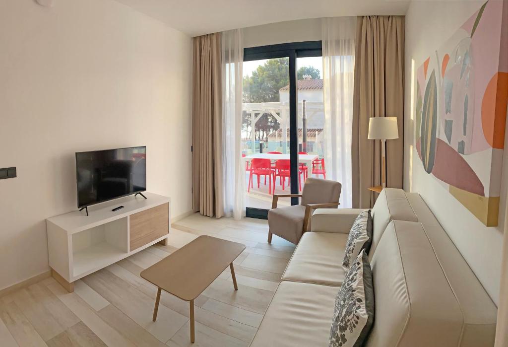 TV a/nebo společenská místnost v ubytování AZAHAR BEACH Red Apartments & Spa