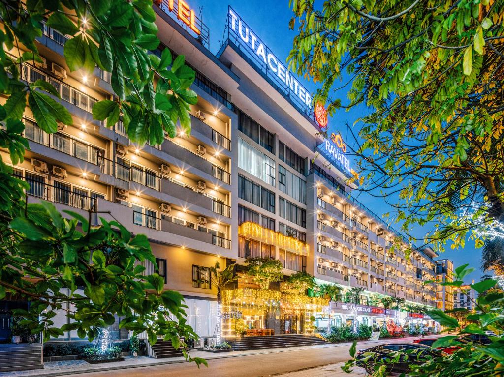 un hotel con luces en el costado en Ravatel Home Bac Giang, en Bắc Giang