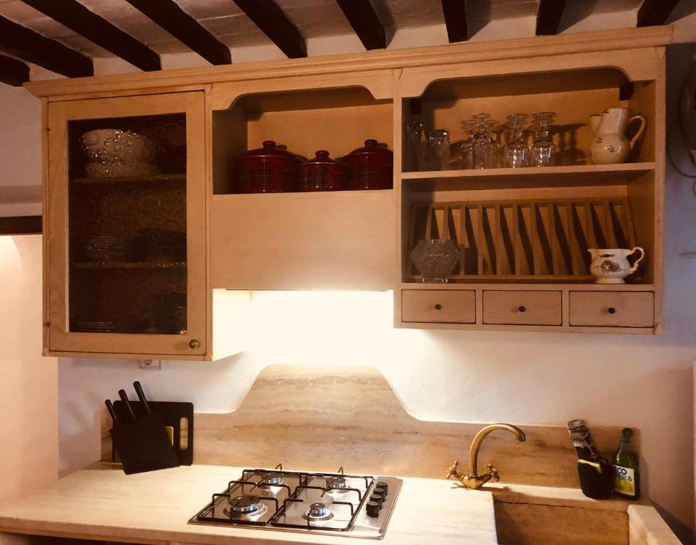 A kitchen or kitchenette at MEA CASA Toscana
