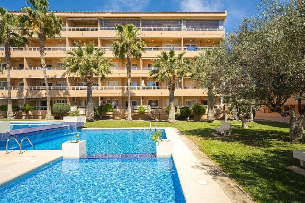 un apartamento con piscina frente a un edificio en Alborada Golf 1 3D Spaniahome, en Albir