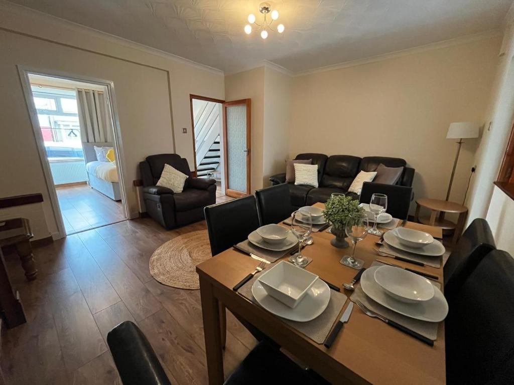 Bright and Spacious Home in Port Tennant - Housity