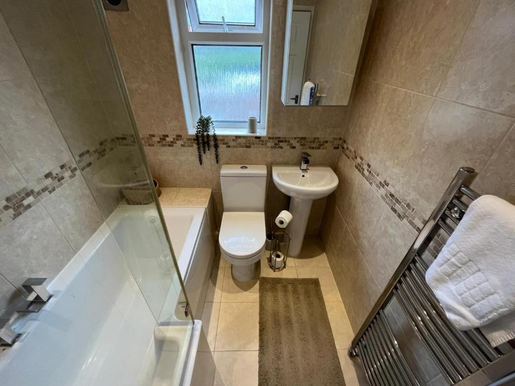 Bright and Spacious Home in Port Tennant - Huis Met Drie Slaapkamers