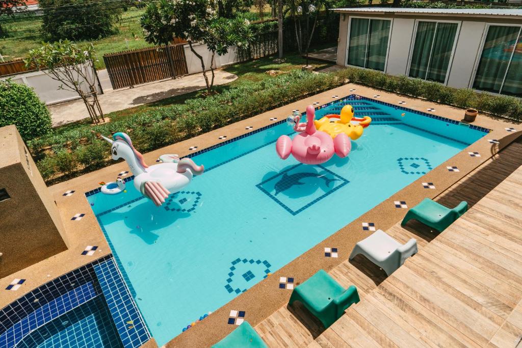 Výhled na bazén z ubytování ดุจนภา พูลวิลล่า (Dudnapa Pool Villa) nebo okolí