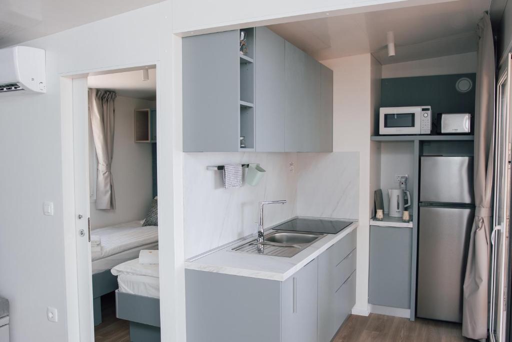 Kuchyň nebo kuchyňský kout v ubytování MOBILE HOMES SELCE - Lighthouse