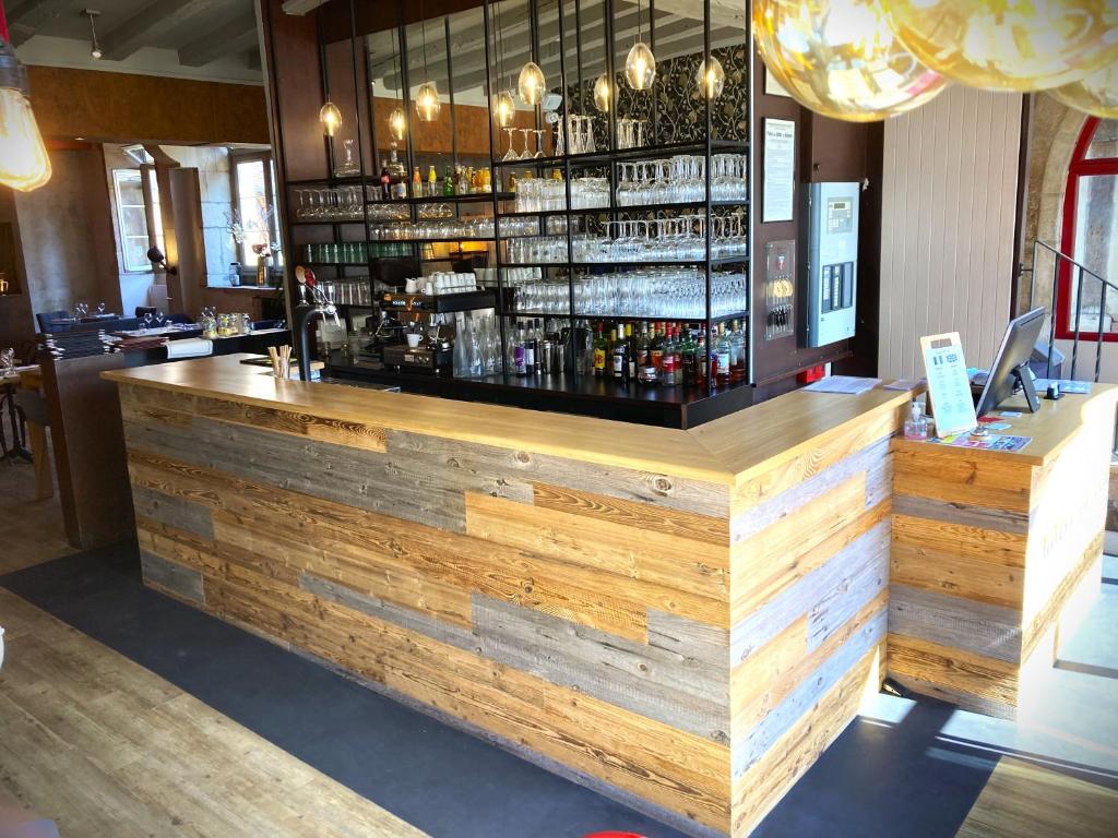 Lounge nebo bar v ubytování Le Corbeau