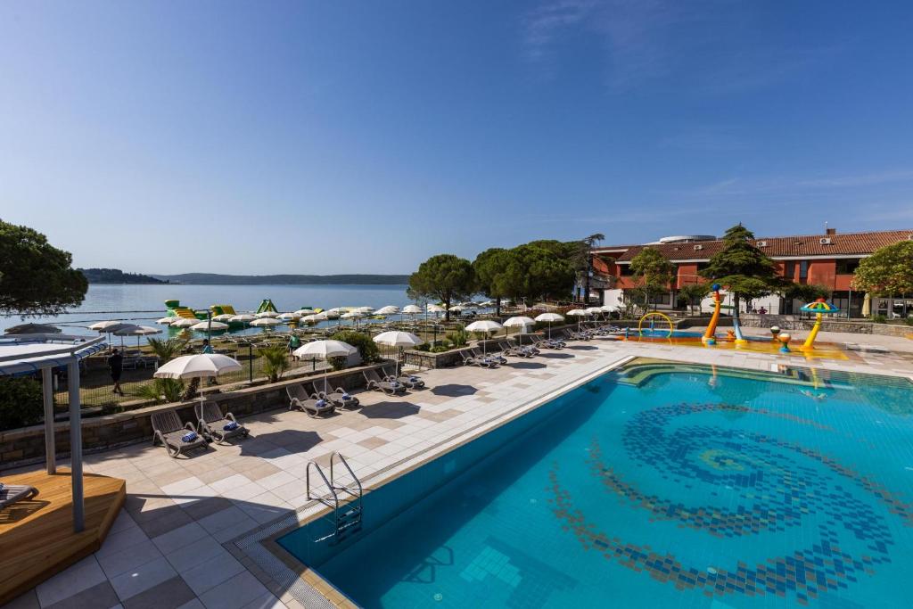 Bazén v ubytování Hotel Vile Park nebo v jeho okolí