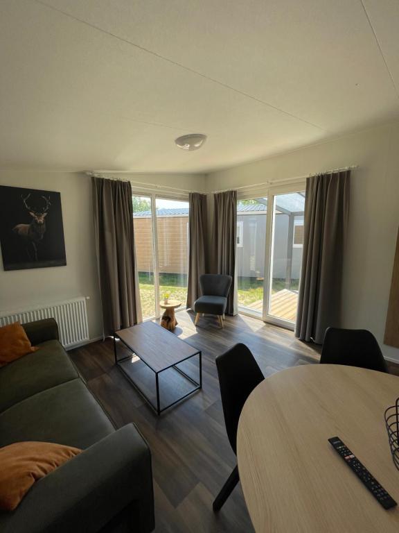 Posezení v ubytování Camping de Duinhoeve Chalet Zeeland not for companies