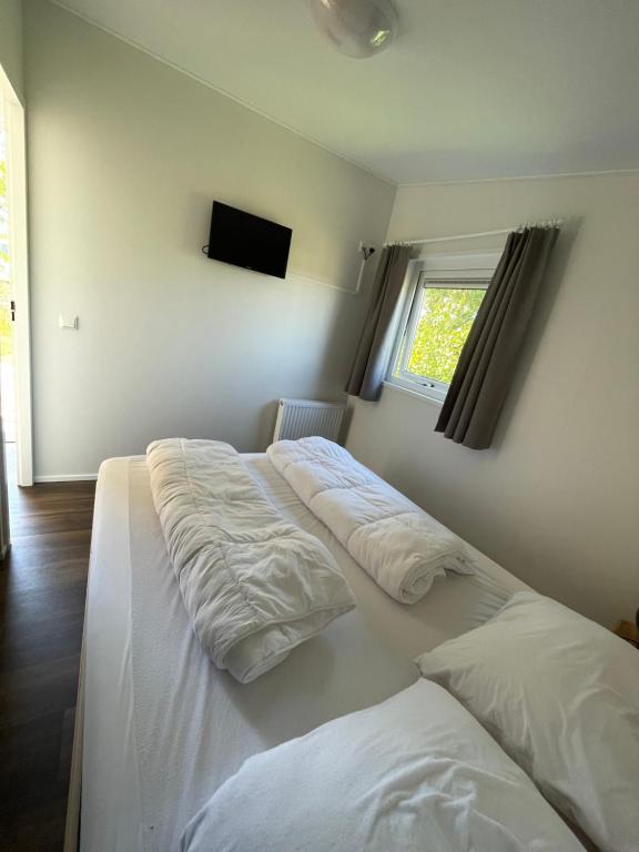 Postel nebo postele na pokoji v ubytování Camping de Duinhoeve Chalet Zeeland not for companies