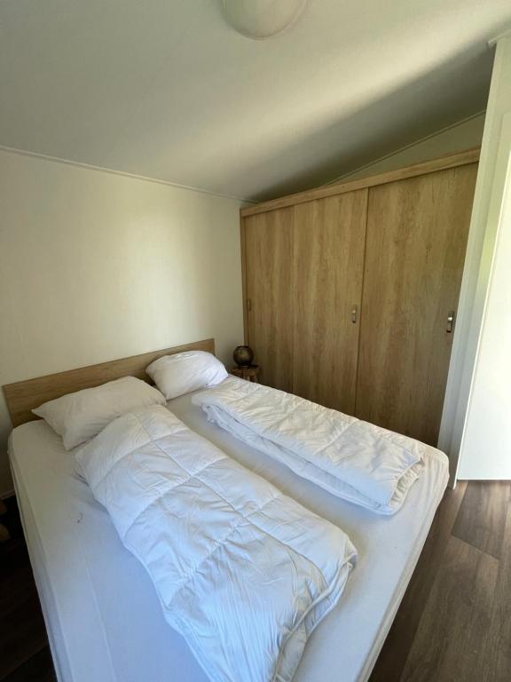Postel nebo postele na pokoji v ubytování Camping de Duinhoeve Chalet Zeeland not for companies