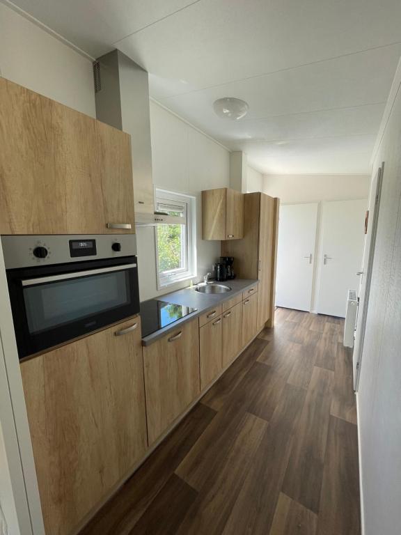 Kuchyň nebo kuchyňský kout v ubytování Camping de Duinhoeve Chalet Zeeland not for companies