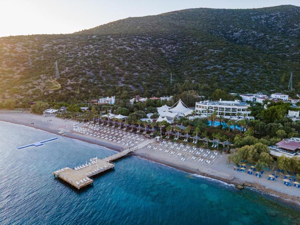 una vista aérea de una playa con un complejo en Latanya Park Resort en Yaliciftlik