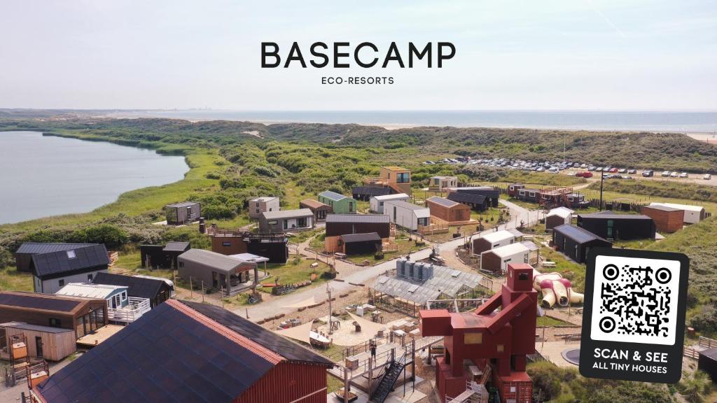 una vista aerea di una piccola città vicino all'acqua di Basecamp Tiny House Eco Resort a IJmuiden