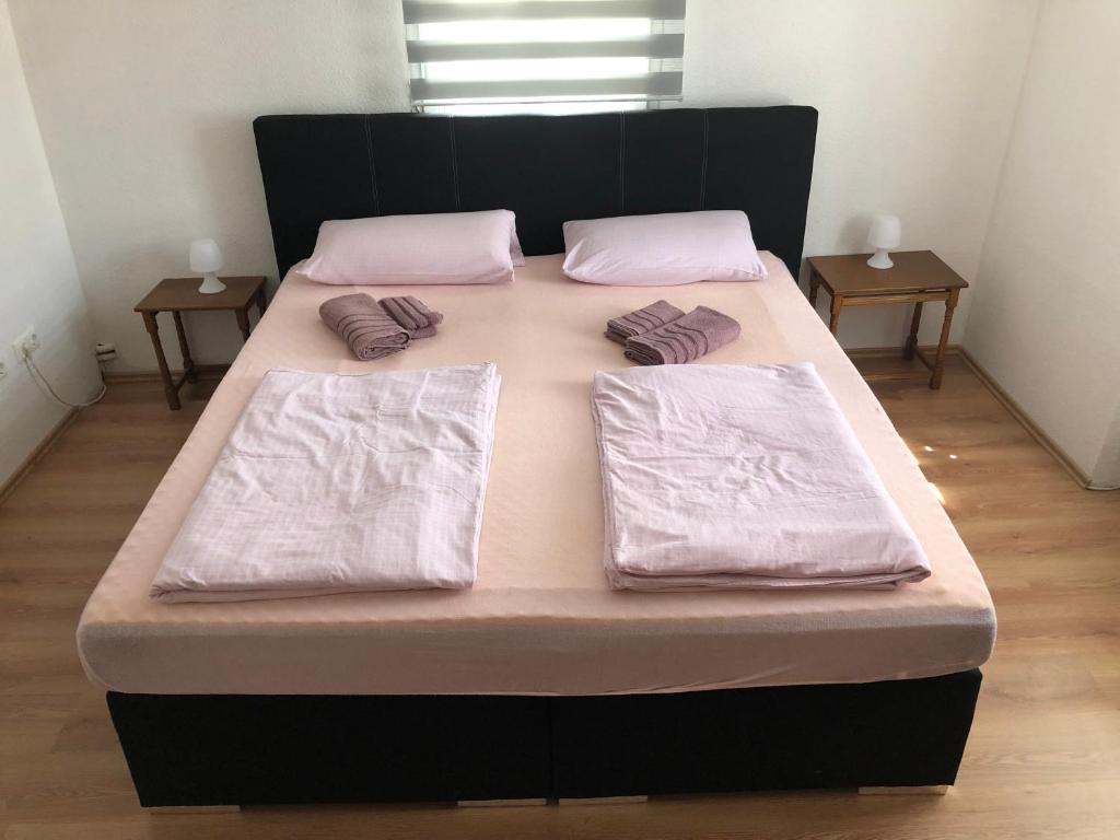 ein großes Bett mit zwei Kissen darüber in der Unterkunft Seven‘S Apartments I in Löhnberg