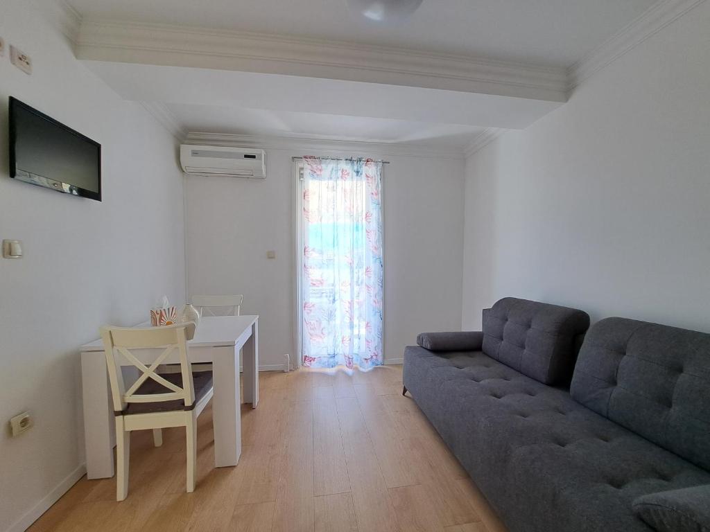 Guesthouse Emma - One-Bedroom Apartment With Balcony