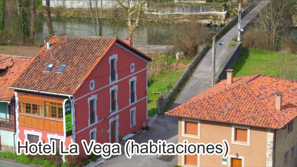 una vista aérea de una casa y una calle en La Vega, en La Vega