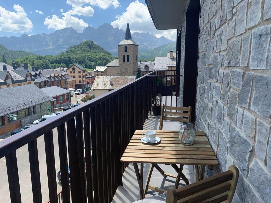 una mesa y sillas en un balcón con vistas en Ripera Panticosa, en Panticosa