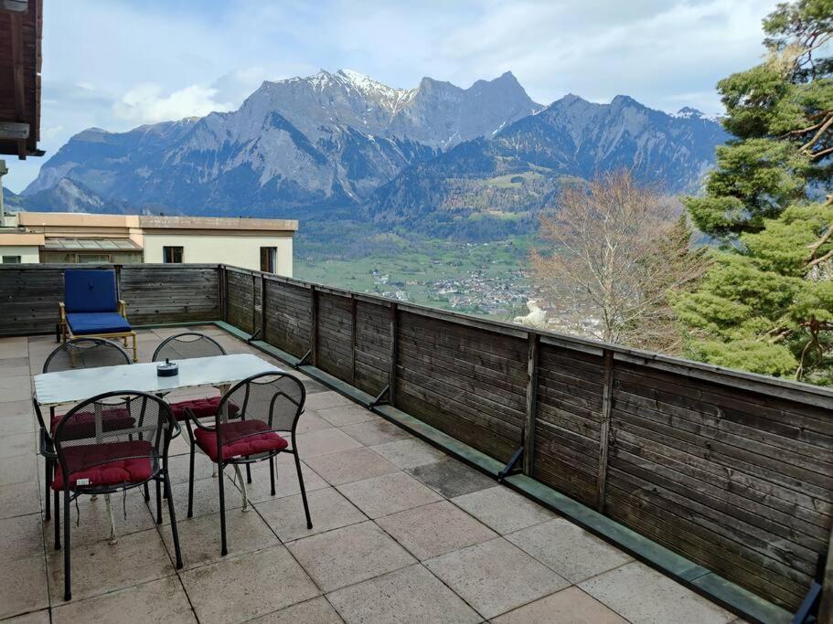 una mesa y sillas en un balcón con montañas en Grosse 2 ZImmer Wohnung mit Terrasse, en Bad Ragaz