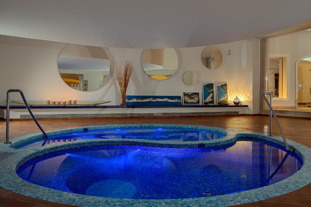 Bazén v ubytování Hotel Conca Park nebo v jeho okolí