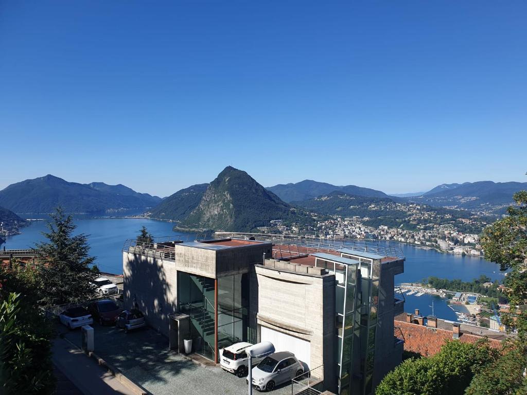 un edificio con vistas a una masa de agua en Amazing View, Swimming Pool, Relax en Aldesago