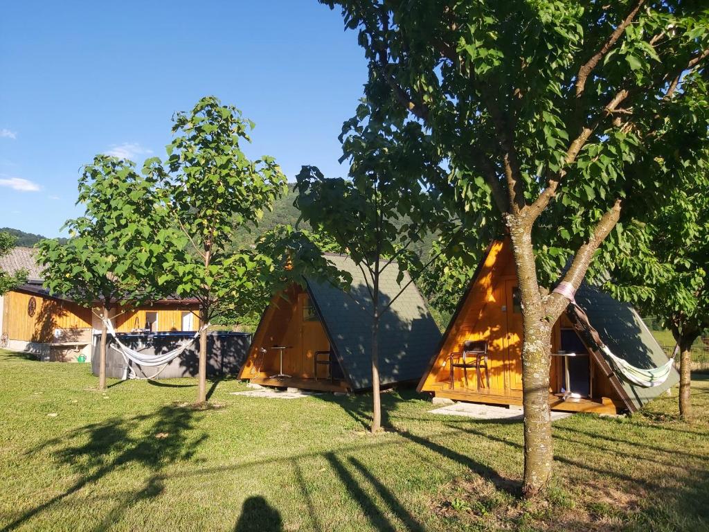 Zahrada ubytování GLAMPING HIŠKe PETRIN