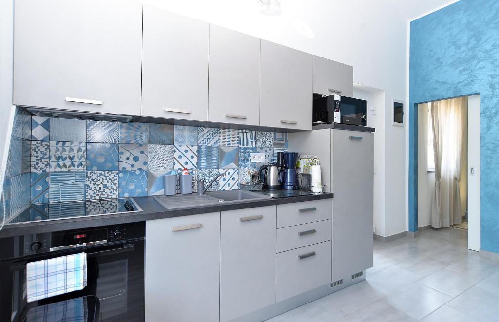 Kuchyňa alebo kuchynka v ubytovaní House Peroj 2195