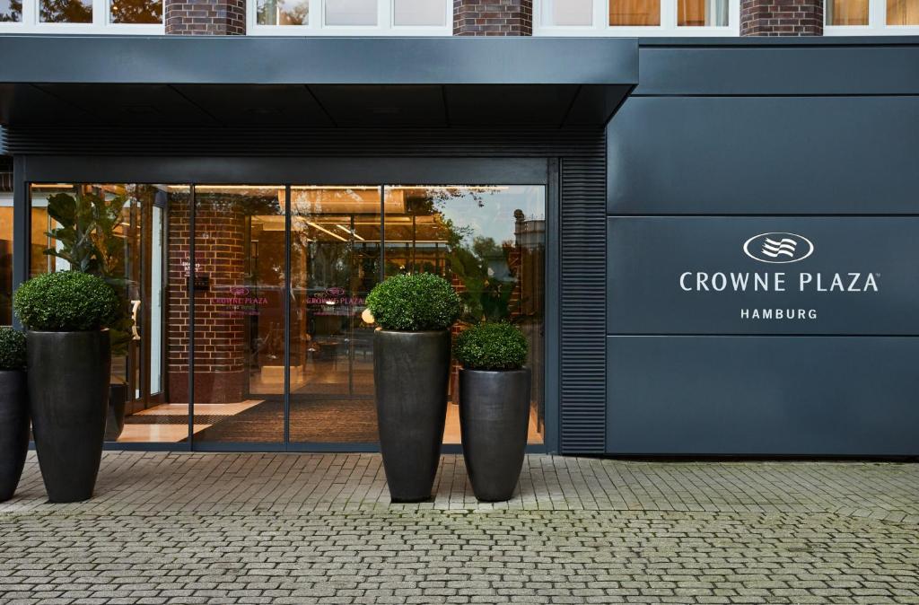 eine Ladefront mit Topfpflanzen davor in der Unterkunft Crowne Plaza Hamburg-City Alster, an IHG Hotel in Hamburg
