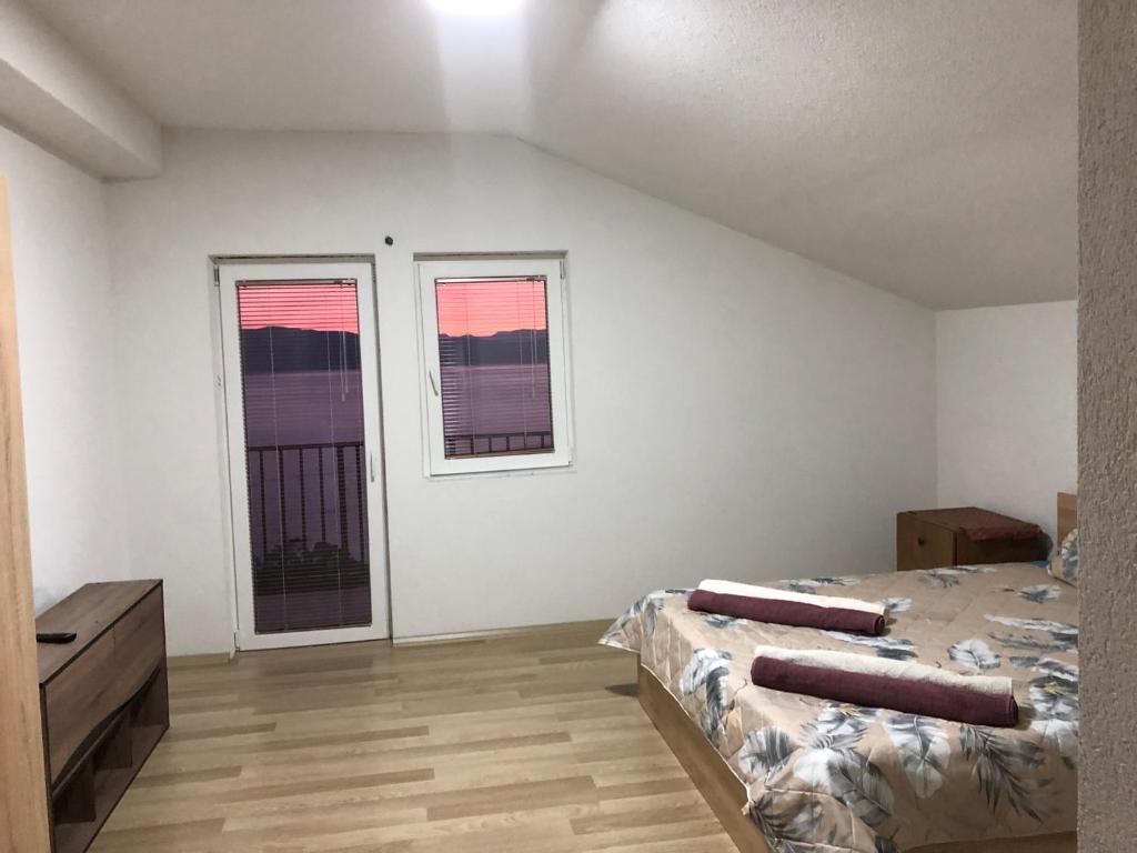 Postel nebo postele na pokoji v ubytování RISTESKI GUEST HOUSE