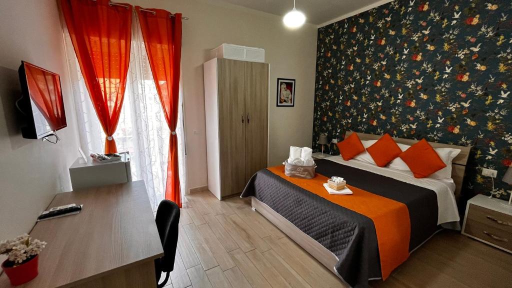 ein Hotelzimmer mit einem Bett, einem Schreibtisch und einem Schlafzimmer in der Unterkunft Frebi's Home - Bed & Breakfast in Neapel