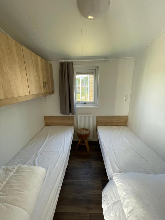 Postel nebo postele na pokoji v ubytování Camping de Duinhoeve Chalet Zeeland not for companies
