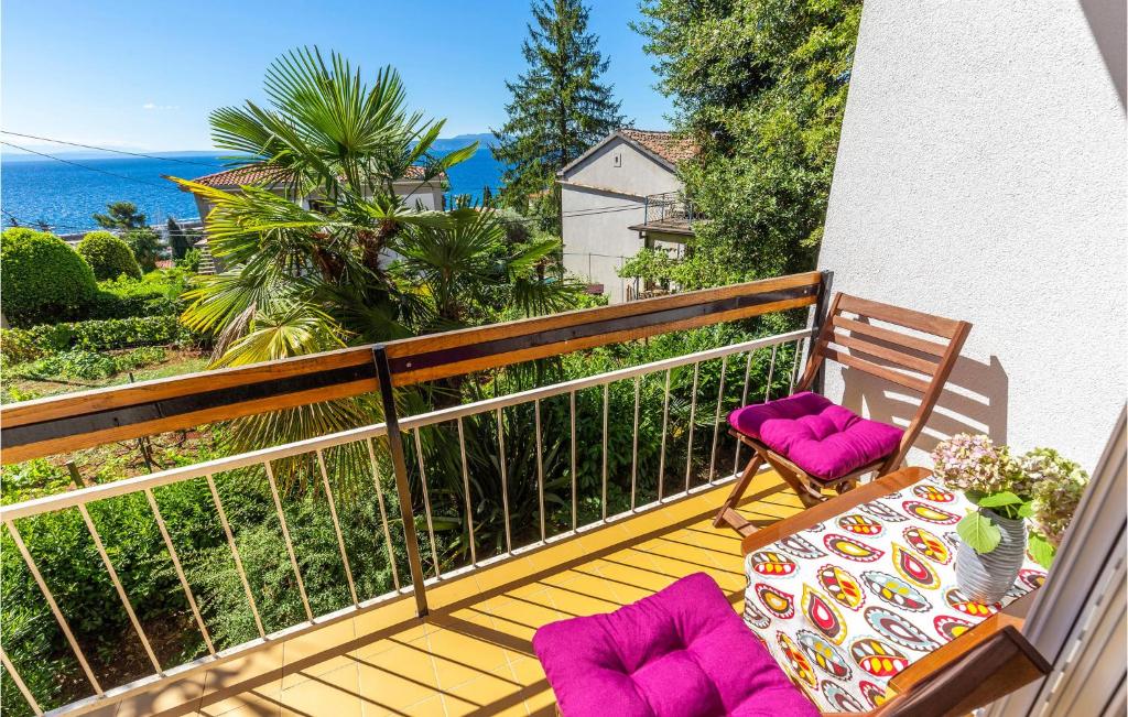 balcón con cojines púrpura, mesa y sillas en 2 Bedroom Awesome Apartment In Icici en Ičići
