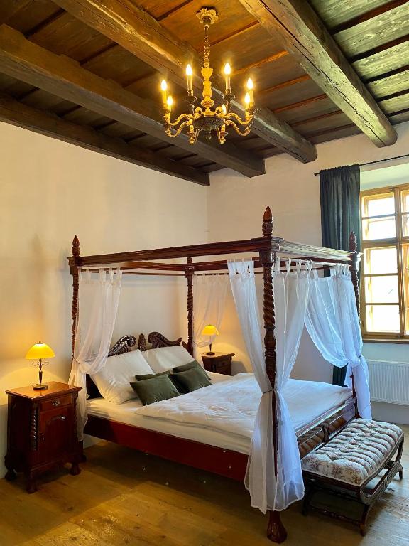 Postel nebo postele na pokoji v ubytování zámek Kolštejn - hotel Chateau Goldenstein