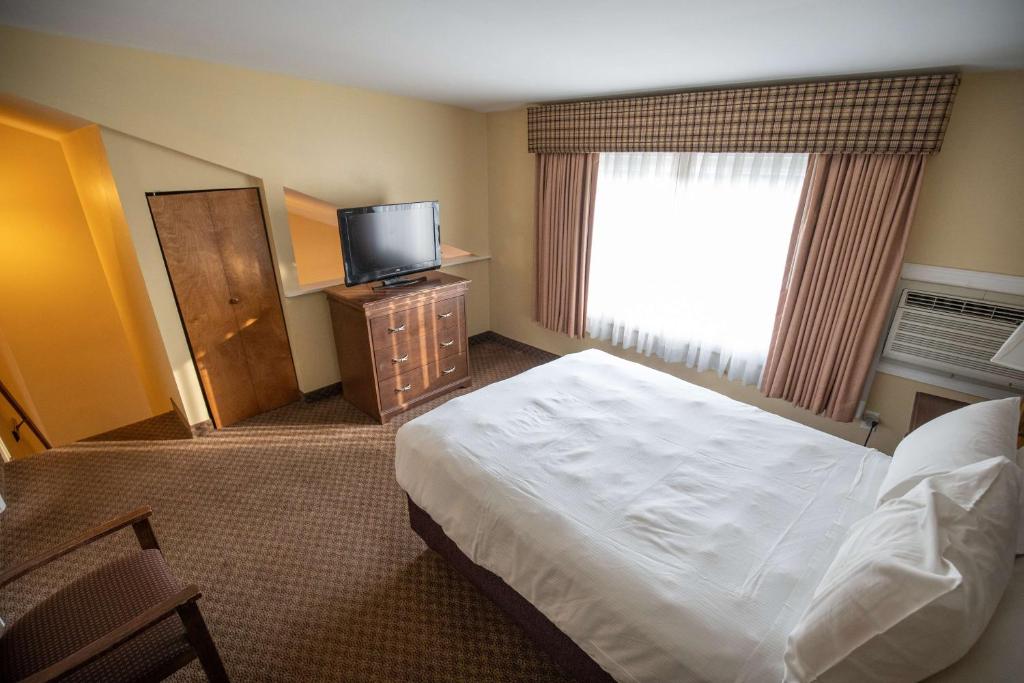 Postel nebo postele na pokoji v ubytování Best Western of Lake George