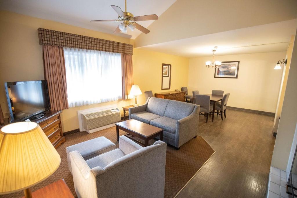 TV a/nebo společenská místnost v ubytování Best Western of Lake George