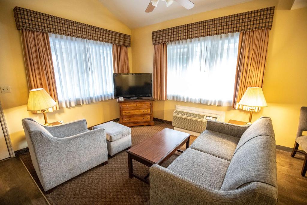 TV a/nebo společenská místnost v ubytování Best Western of Lake George