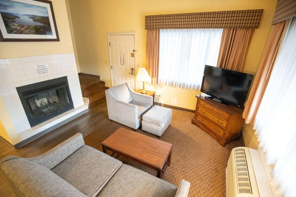 TV a/nebo společenská místnost v ubytování Best Western of Lake George